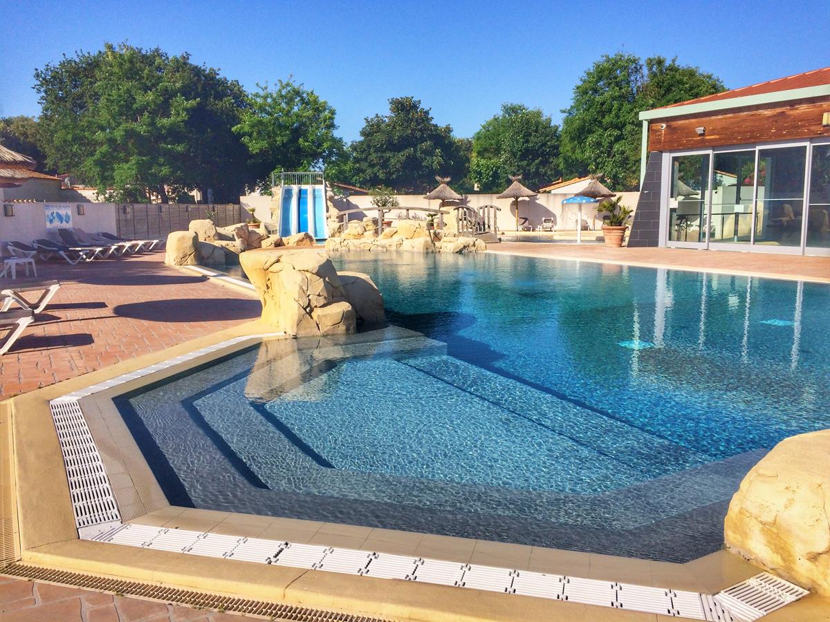 la grande piscine de l'espace aquatique bassins extérieurs avec piscine chauffée nouvelle aquitaine