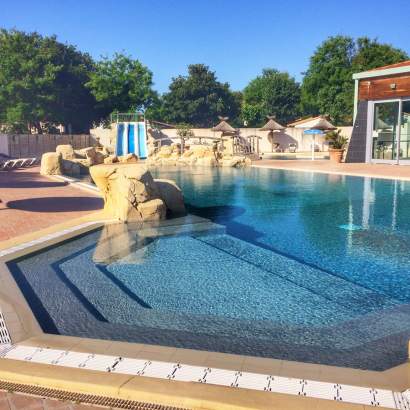 la grande piscine de l'espace aquatique bassins extérieurs avec piscine chauffée nouvelle aquitaine