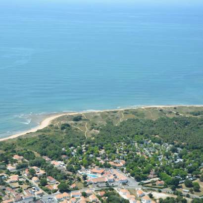 vue aérienne camping et plage accès direct à la mer à 300 mètres de notre camping d'oléron nouvelle aquitaine