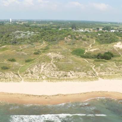 vue aérienne plage découvrez la dune à l'arrière du camping nouvelle aquitaine